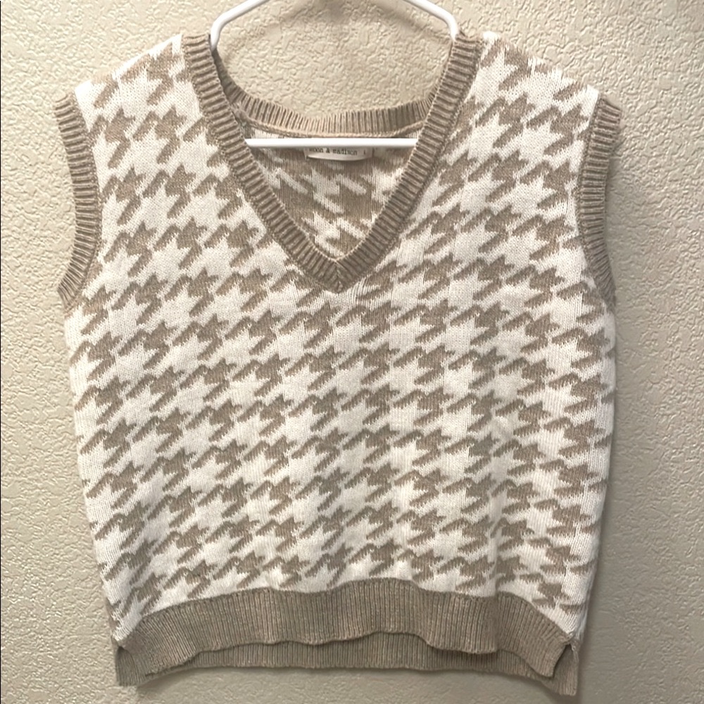 Moon & Madison Houndstooth Knit Vest in Cream and Tan